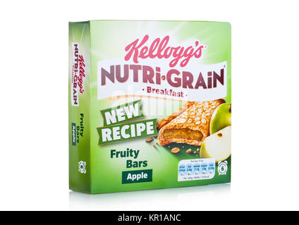 LONDON, Großbritannien - 15 Dezember, 2017: Kellogg's Marke Nutri grain weich gebacken Frühstück Balken auf weissem Hintergrund. Mit echtem Obst und Vollkorn gemacht Stockfoto