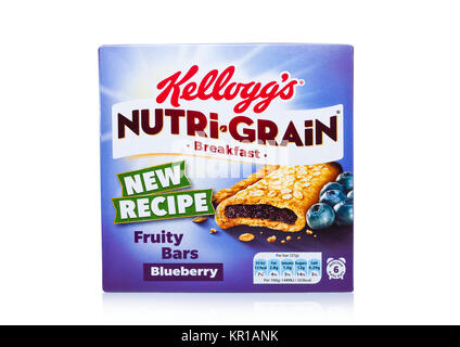 LONDON, Großbritannien - 15 Dezember, 2017: Kellogg's Marke Nutri grain weich gebacken Frühstück Balken auf weissem Hintergrund. Mit echtem Obst und Vollkorn gemacht Stockfoto