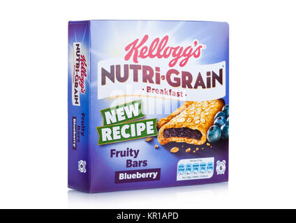 LONDON, Großbritannien - 15 Dezember, 2017: Kellogg's Marke Nutri grain weich gebacken Frühstück Balken auf weissem Hintergrund. Mit echtem Obst und Vollkorn gemacht Stockfoto