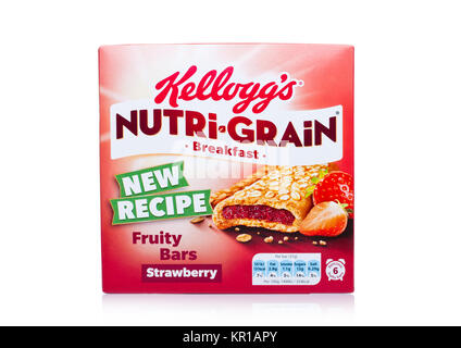 LONDON, Großbritannien - 15 Dezember, 2017: Kellogg's Marke Nutri Grain weich gebacken Frühstück Balken auf weissem Hintergrund. Mit echtem Obst und Vollkorn gemacht Stockfoto