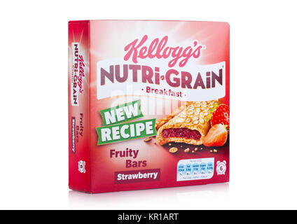 LONDON, Großbritannien - 15 Dezember, 2017: Kellogg's Marke Nutri Grain weich gebacken Frühstück Balken auf weissem Hintergrund. Mit echtem Obst und Vollkorn gemacht Stockfoto