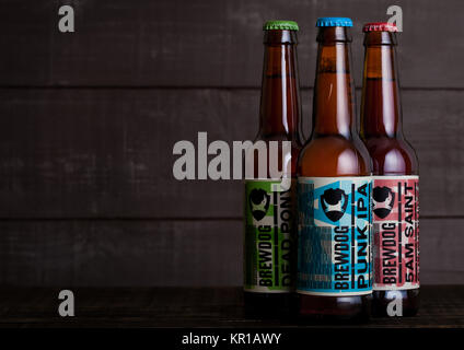 LONDON, Großbritannien - 15 Dezember, 2017: Flaschen brewdog Bier auf Holz- Hintergrund. Von der Brauerei Brewdog Stockfoto