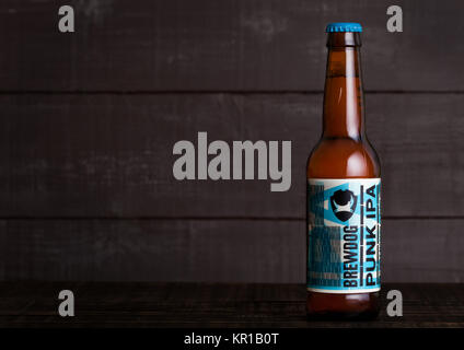 LONDON, Großbritannien - 15 Dezember, 2017: Flasche Punk Ipa post Modern Classic, vom Brewdog Brauerei auf Holz- Hintergrund. Stockfoto