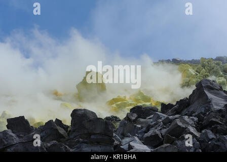 Wolken von Schwefelsäure beladen Dampf Bülow aus dem aktiven Fumarolen und Ablagerungen von Schwefel in der Caldera des Sierra Negra Vulkans. Isabela, Gal Stockfoto