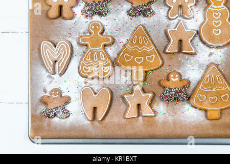 Gingerbread Cookies auf Backblech Stockfoto