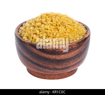 Trockene Bulgur weizen in Houten auf weißem Hintergrund Stockfoto