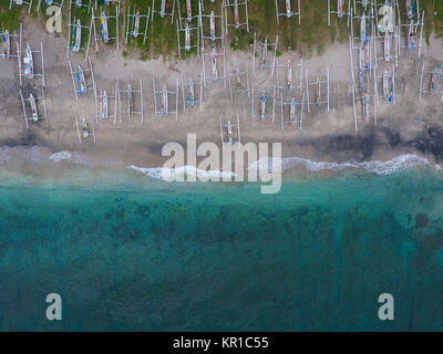 Blick von oben auf die traditionellen balinesischen Fischerbooten in Bali, Indonesien Stockfoto