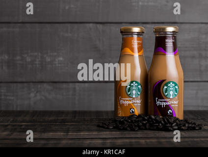 LONDON, Großbritannien - 15 Dezember, 2017: Glasflaschen von Starbucks frappuccino trinken Kaffee mit Karamell auf Holz- Hintergrund. Seattle basierte Starbucks ist der l Stockfoto