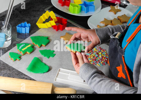 Die hausgemachte Weihnachtsplätzchen, grünen Bäumen, Stockfoto