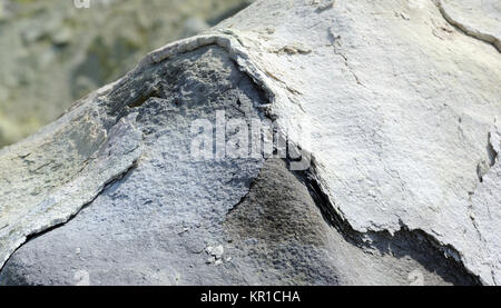 Felsen von Wolken von Schwefelsäure beladen Dampf wogenden aus dem aktiven Fumarolen innerhalb der Caldera des Vulkans Sierra Negra erodiert. Isabela, Galapag Stockfoto