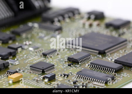 Mikrochips in ein Motherboard, elektronische Bauteile Stockfoto