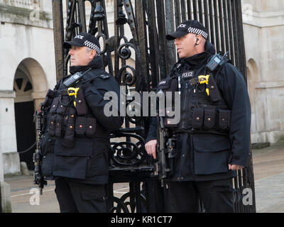 Zwei schwer bewaffnete Polizisten im Dienst außerhalb Horseguard's Parade in London Stockfoto