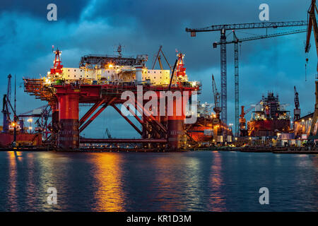 Oil Rig in der Werft für Wartungsarbeiten in der Nacht. Stockfoto