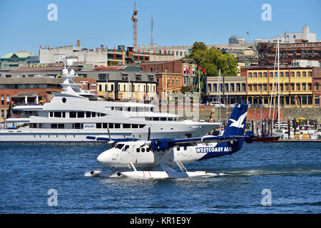 Ein Regionalflugzeuge an der Küste von Victoria Hafen Fertig zum Abflug besteuern. Stockfoto