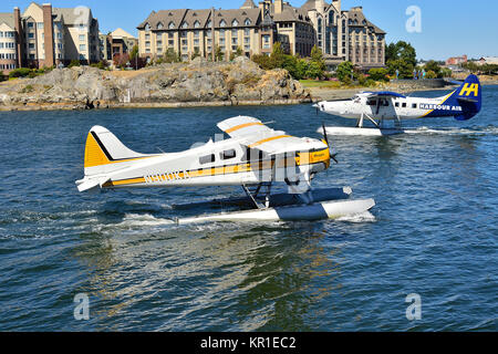 Zwei Regionalflugzeuge Taxi auf einem anderen an der belebten Hafen Victoria auf Vancouver Island, British Columbia, Kanada. Stockfoto