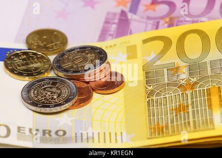 euro-Münzen befinden sich auf Euro-Banknoten Stockfoto