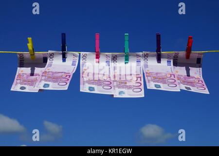 Fünfhundert Euro-Rechnungen hängen an einer Wäscheleine Stockfoto
