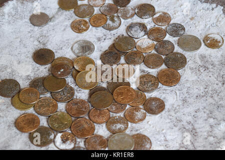 Münzen in das Mehl in der Balance. Rubel und Kopeken. Stockfoto