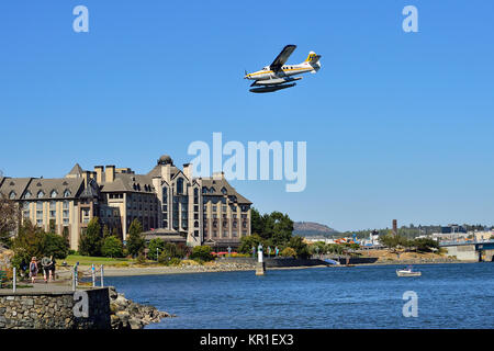 Ein pendler Wasserflugzeug für eine Landung auf dem Wasser auf den Inneren Hafen in Victoria auf Vancouver Island, British Columbia Kanada. Stockfoto