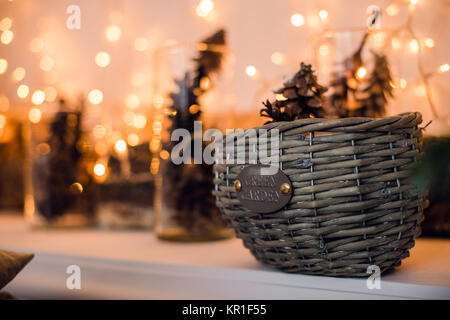 Branchen mit Kegeln im Korb unter Tanne Fichte. Weihnachten und Neujahr Dekoration Karte Stockfoto