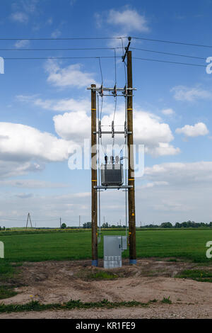 Elektrische Pole mit einem Kleiderschrank Stockfoto
