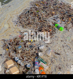 See zum Bootfahren in Skegness mit Müll verunreinigt, Plastikflaschen, Dosen, und nehmen Sie die Verpackung alle Schweben auf dem Wasser, Kunststoff Umweltverschmutzung. Stockfoto