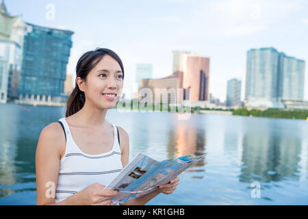 Frau Verwendung von Stadtplan in Macau Stockfoto