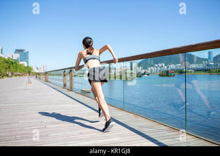 Ansicht von hinten von einer Frau, die auf der Promenade Stockfoto