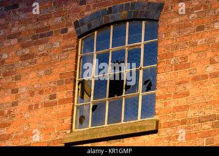 Zerbrochene Fensterscheiben in einem verlassenen Gebäude Stockfoto