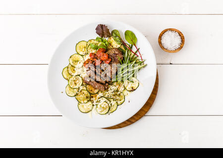 Steak mit Zucchini gratin Stockfoto