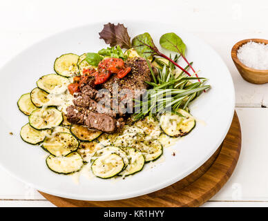 Steak mit Zucchini gratin Stockfoto