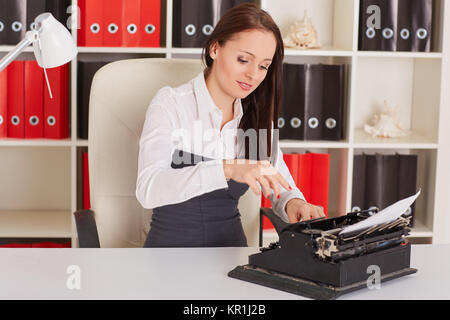 Junge Frau mit Schreibmaschine. Stockfoto