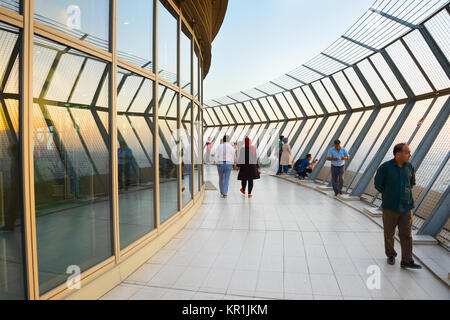 Teheran, Iran - 19. MAI 2017. Die Aussichtsplattform auf der Spitze des Milad Tower, Teheran. Milad Turm - die 6. höchste Turm der Welt. Stockfoto