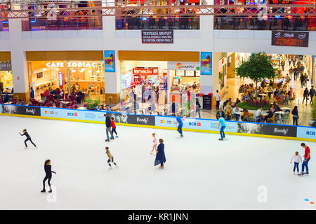 Bukarest, Rumänien - 14.Oktober 2016: Menschen im Eisstadion am Controceni Shopping Mall in Bukarest Stockfoto