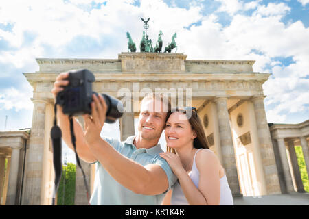 Junges Paar unter Selfie Vor dem Brandenburger Tor Stockfoto