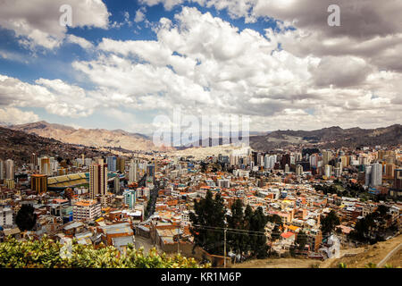Antenne oben auf der höchsten Hauptstadt der Welt, La Paz mit seinen Wolkenkratzern und Stadthäuser in Bolivien Stockfoto