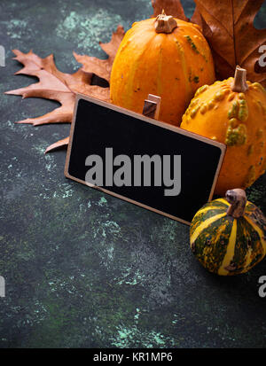 Herbst Hintergrund mit Kürbissen und getrockneten Blätter Stockfoto