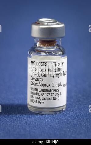 Eine Durchstechflasche mit Dryvax {R} Kalb getrocknete Lymphe Typ Pockenimpfstoff, die mit einem Lösungsmittel vor der Impfung 2002 rekonstituiert wird. Vacciniavirus (Pocken) Impfstoff, von Kalb Lymphe abgeleitet, und derzeit in den Vereinigten Staaten genehmigt, ist ein lyophilisiertes, live - Vorbereitung der ansteckenden Virus vaccinia Virus. Es ist nicht die Pocken (variola) Virus enthalten. Mit freundlicher CDC. Stockfoto