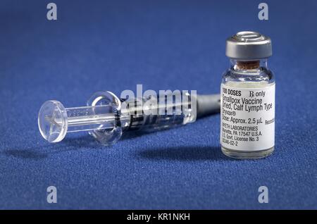 Der pockenimpfstoff Verdünnungsmittel in einer Spritze an der Seite eine Phiole Dryvax {R} Pockenimpfstoff, 2002 getrocknet. Vacciniavirus (Pocken) Impfstoff, von Kalb Lymphe abgeleitet, und derzeit in den Vereinigten Staaten genehmigt, ist ein lyophilisiertes, live - Vorbereitung der ansteckenden Virus vaccinia Virus. Es ist nicht die Pocken (variola) Virus enthalten. Mit freundlicher CDC. Stockfoto