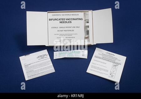 Ein Feld mit der verdünnungslösung und eine Phiole Dryvax {R} Kalb getrocknete Lymphe Typ Pockenimpfstoff, und eine zweigeteilte Nadel, 2002. Vacciniavirus (Pocken) Impfstoff, von Kalb Lymphe abgeleitet, und derzeit in den Vereinigten Staaten genehmigt, ist ein lyophilisiertes, live - Vorbereitung der ansteckenden Virus vaccinia Virus. Es ist nicht die Pocken (variola) Virus enthalten. Mit freundlicher CDC. Stockfoto