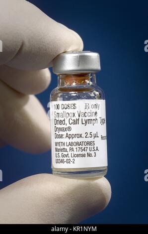Eine Durchstechflasche mit Dryvax {R} Kalb getrocknete Lymphe Typ Pockenimpfstoff, die mit einem Lösungsmittel vor der Impfung 2002 rekonstituiert wird. Vacciniavirus (Pocken) Impfstoff, von Kalb Lymphe abgeleitet, und derzeit in den Vereinigten Staaten genehmigt, ist ein lyophilisiertes, live - Vorbereitung der ansteckenden Virus vaccinia Virus. Es ist nicht die Pocken (variola) Virus enthalten. Mit freundlicher CDC. Stockfoto