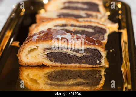 Den Kuchen mit der Mohn auf goldenen wie Stockfoto