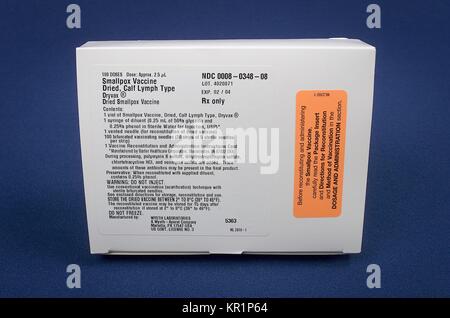 Ein Feld mit der verdünnungslösung und eine Phiole Dryvax {R} Kalb getrocknete Lymphe Typ Pockenimpfstoff, 2002. Vacciniavirus (Pocken) Impfstoff, von Kalb Lymphe abgeleitet, und derzeit in den Vereinigten Staaten genehmigt, ist ein lyophilisiertes, live - Vorbereitung der ansteckenden Virus vaccinia Virus. Es ist nicht die Pocken (variola) Virus enthalten. Mit freundlicher CDC. Stockfoto