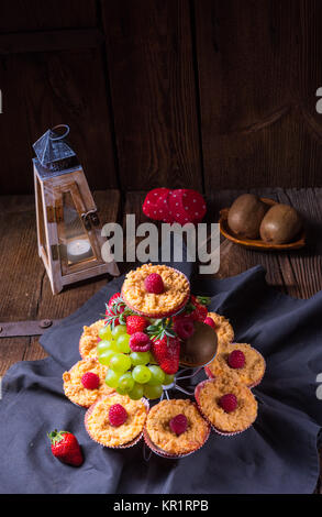 Käsekuchen-Muffins mit Himbeeren Stockfoto