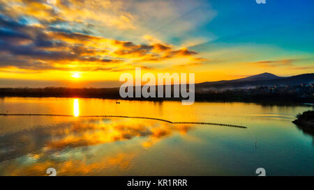 Sonnenaufgang über dem Feuchtgebiet von Kerkini See ein Wintertag in Nordgriechenland. atmosphärische Wirkung Stockfoto