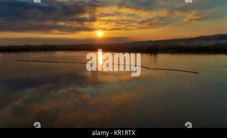 Sonnenaufgang über dem Feuchtgebiet von Kerkini See ein Wintertag in Nordgriechenland. atmosphärische Wirkung Stockfoto