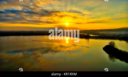 Sonnenaufgang über dem Feuchtgebiet von Kerkini See ein Wintertag in Nordgriechenland. atmosphärische Wirkung Stockfoto