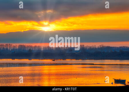 Sonnenaufgang über dem Feuchtgebiet von Kerkini See ein Wintertag in Nordgriechenland. atmosphärische Wirkung Stockfoto