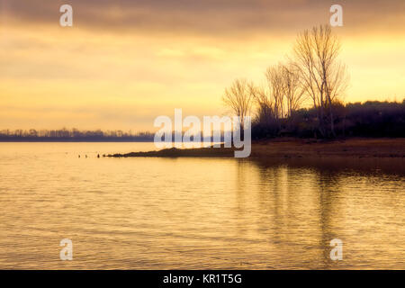 Sonnenaufgang über dem Feuchtgebiet von Kerkini See ein Wintertag in Nordgriechenland. atmosphärische Wirkung Stockfoto