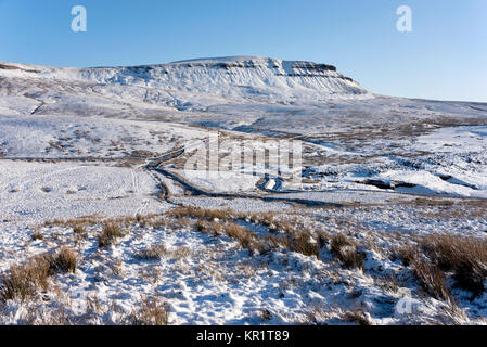 Eine verschneite Pen-y-Ghent Peak, Horton-in-Ribblesdale, Yorkshire Dales National Park, Großbritannien Stockfoto